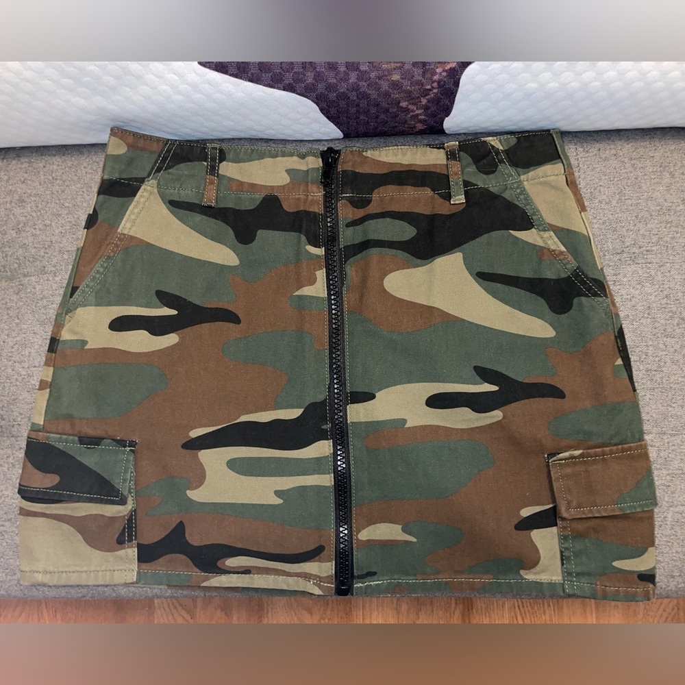 Women's Camo Print Denim Mini Skirt Low Waisted, Size L. *(Never Been Worn)